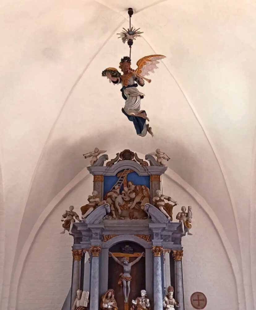 Taufengel schwebt über dem Altar